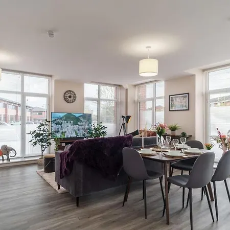 2 Bedroom Modern Apartment In Manchester-3